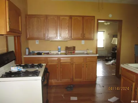 912 E Clinton St, Freeport, IL 61032 photo 2