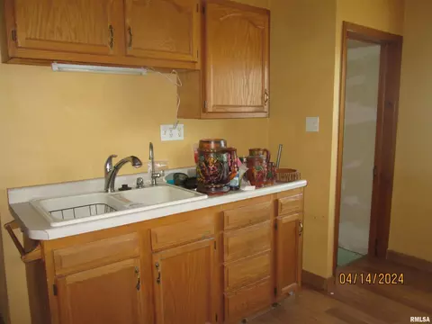 912 E Clinton St, Freeport, IL 61032 photo 4
