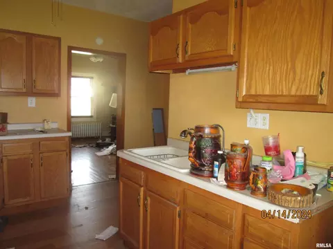 912 E Clinton St, Freeport, IL 61032 photo 3
