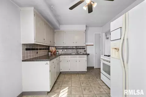 905 54th St #B, Moline, IL 61265 photo 8