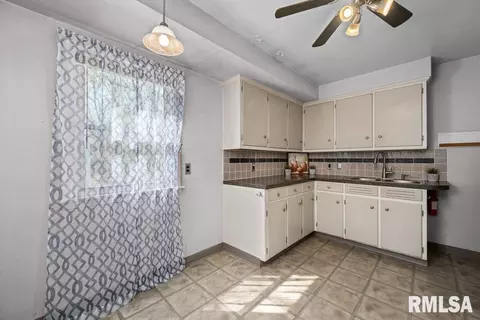 905 54th St #B, Moline, IL 61265 photo 5