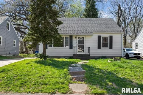 905 54th St #B, Moline, IL 61265