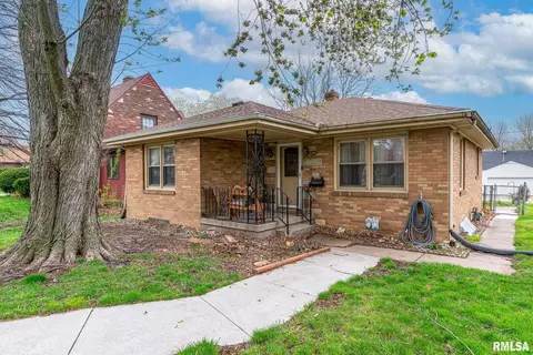 1229 N 4th St, Clinton, IA 52732