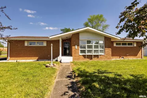 905 Fairlane Dr, Marion, IL 62959