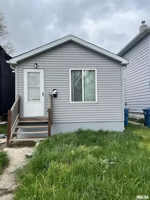 355 12th St, East Moline, IL 61244