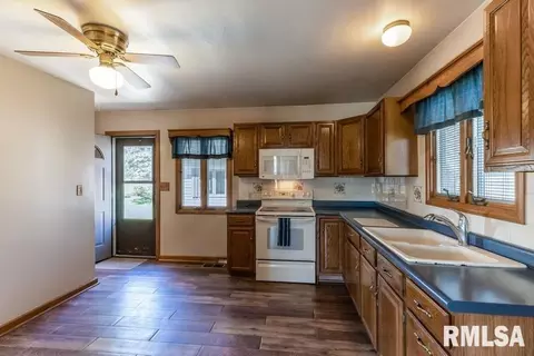402 Maple Ave, Morrison, IL 61270 photo 10