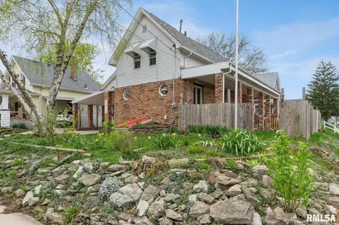 2036 Washington St, Davenport, IA 52804