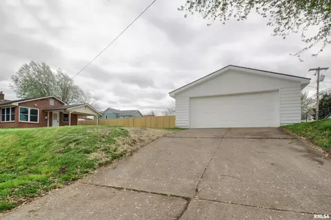 930 Maple St, Quincy, IL 62301 photo 2