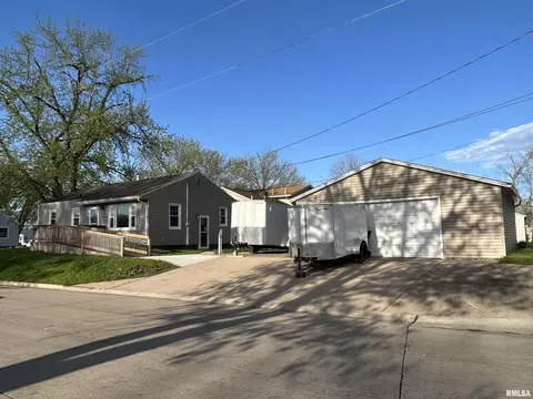 1010 28th St, Bettendorf, IA 52722