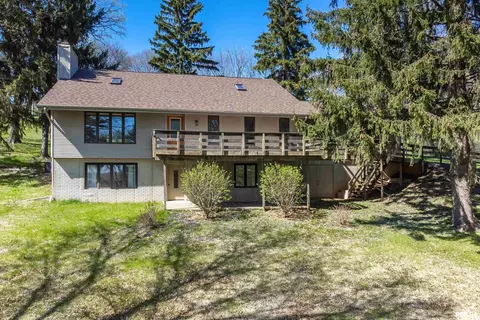 6735 Primrose Ct, Bettendorf, IA 52722