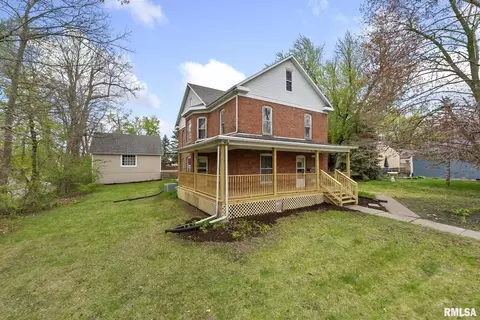 110 W 11th S St, Muscatine, IA 52761
