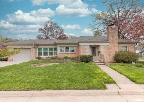 803 8th St, Bettendorf, IA 52722