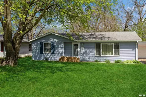 325 16th Ave, Silvis, IL 61282