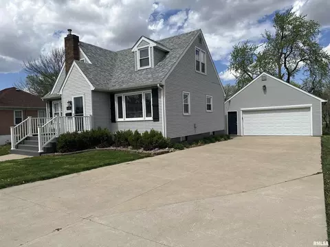 1114 5th St, Dewitt, IA 52742