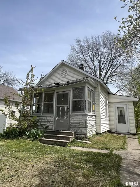 1227 36th St, Rock Island, IL 61201
