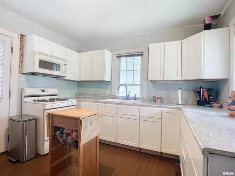 2420 4th St, Moline, IL 61265 photo 9