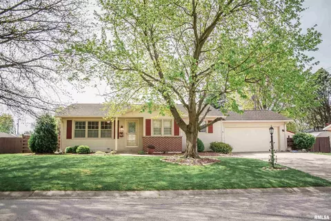 3726 Holiday Dr, Quincy, IL 62301