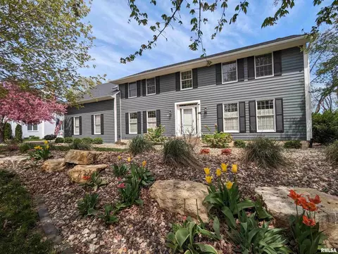 6113 Lakeshore Cir, Davenport, IA 52807