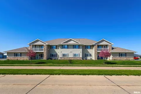 320 E Franklin St #204, Eldridge, IA 52748 photo 2