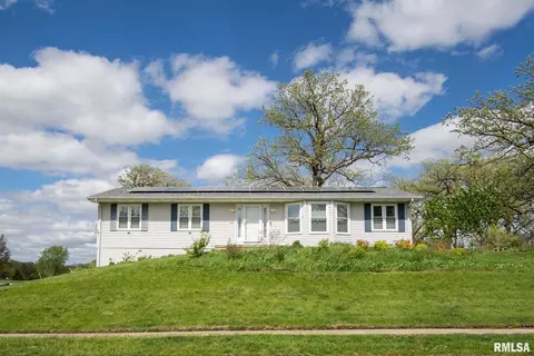 600 Breezy Point Dr, Clinton, IA 52732