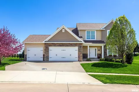 38 Cobblestone Ln, Le Claire, IA 52753