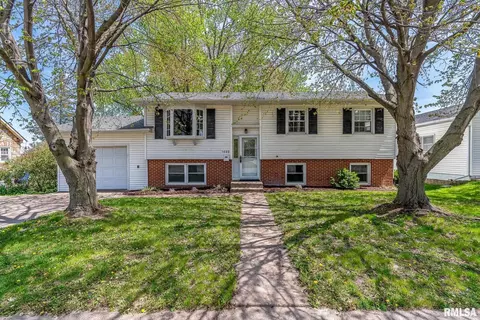 1449 23rd St, Bettendorf, IA 52722