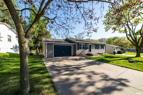 2405 W 41st St, Davenport, IA 52806