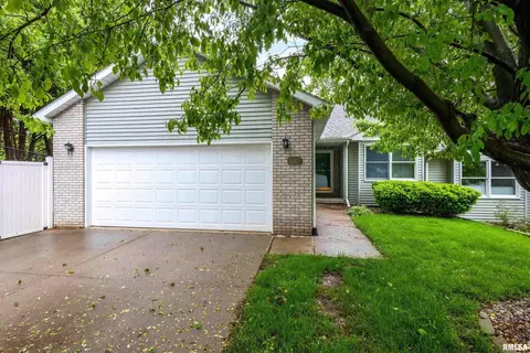 220 3rd St #2, Port Byron, IL 61275