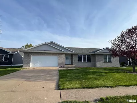 417 Michelle Ln, Walcott, IA 52773
