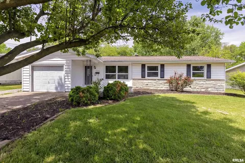 1202 W White St, Marion, IL 62959