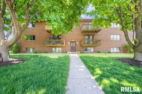 4195 Fairview Dr #8, Bettendorf, IA 52722