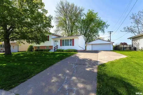 315 W Cedar Lane Dr, Walcott, IA 52773