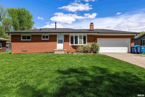 139 E 3rd St, Coal Valley, IL 61240
