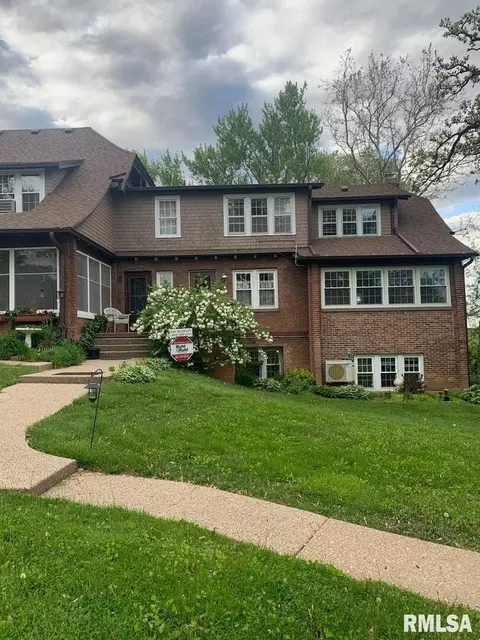 2 Breezy Point Rd #2, Clinton, IA 52732