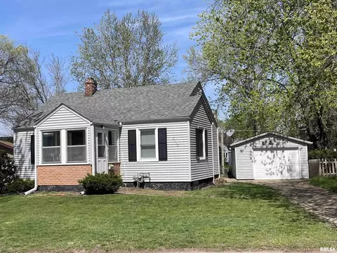 2110 East Ct, Clinton, IA 52732