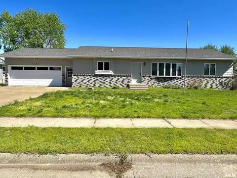 1040 15th Pl, Camanche, IA 52730