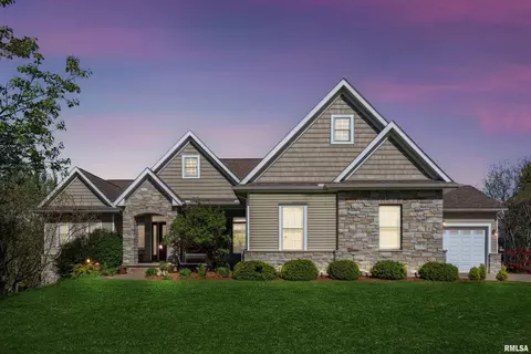 2 Cobblestone Ln, Le Claire, IA 52753