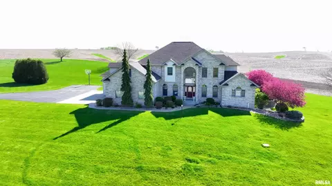 3055 Valley View Ct, Clinton, IA 52732
