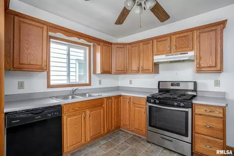 1901 30th St, Moline, IL 61265 photo 4