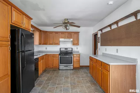 1901 30th St, Moline, IL 61265 photo 2