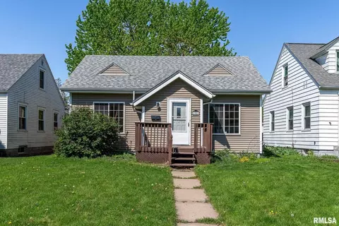 1901 30th St, Moline, IL 61265