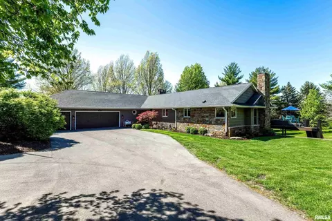 4275 Tanglewood Rd, Bettendorf, IA 52722