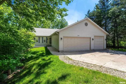 3434 Valley Dr, Le Claire, IA 52753