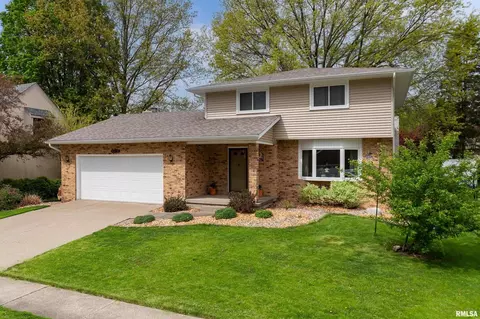 4390 Aspen Hills Cir, Bettendorf, IA 52722