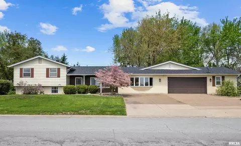 1410 Hillside Dr, Bettendorf, IA 52722