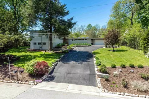 1052 Fenno Dr, Riverdale, IA 52722