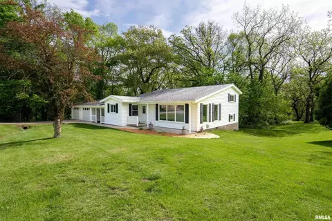 8 Forestview Dr, Coal Valley, IL 61240