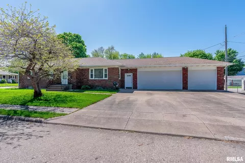 2106 Cedar St, Davenport, IA 52804
