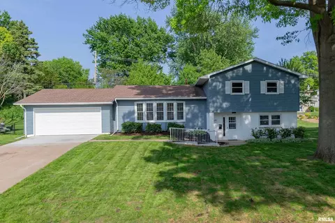 2319 Salem Ct, Bettendorf, IA 52722