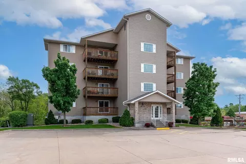 4101 Creek Hill Dr, Bettendorf, IA 52722